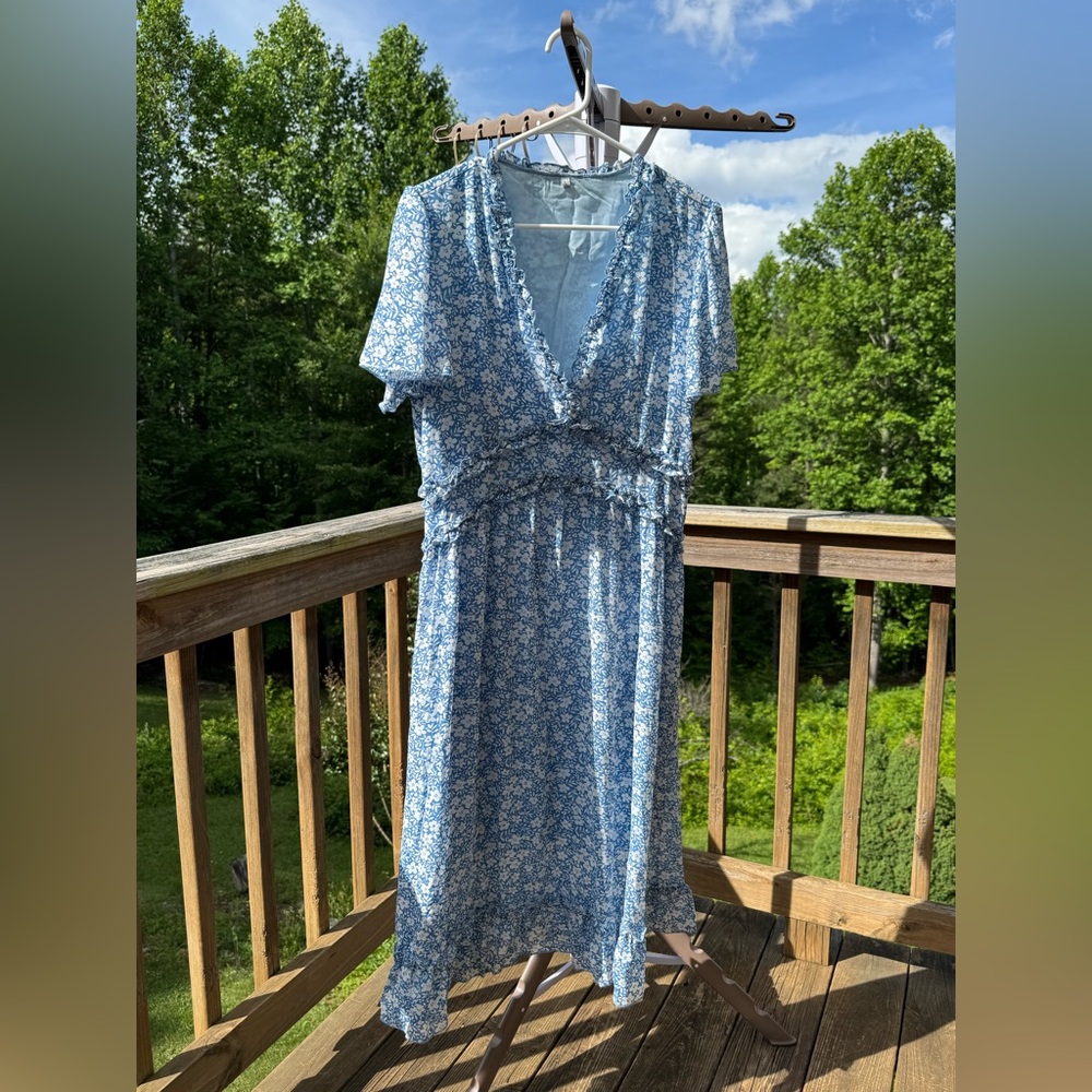 Blue And White Floral Lined Midi Dress V-Neck With Ruffles Shin Length Large